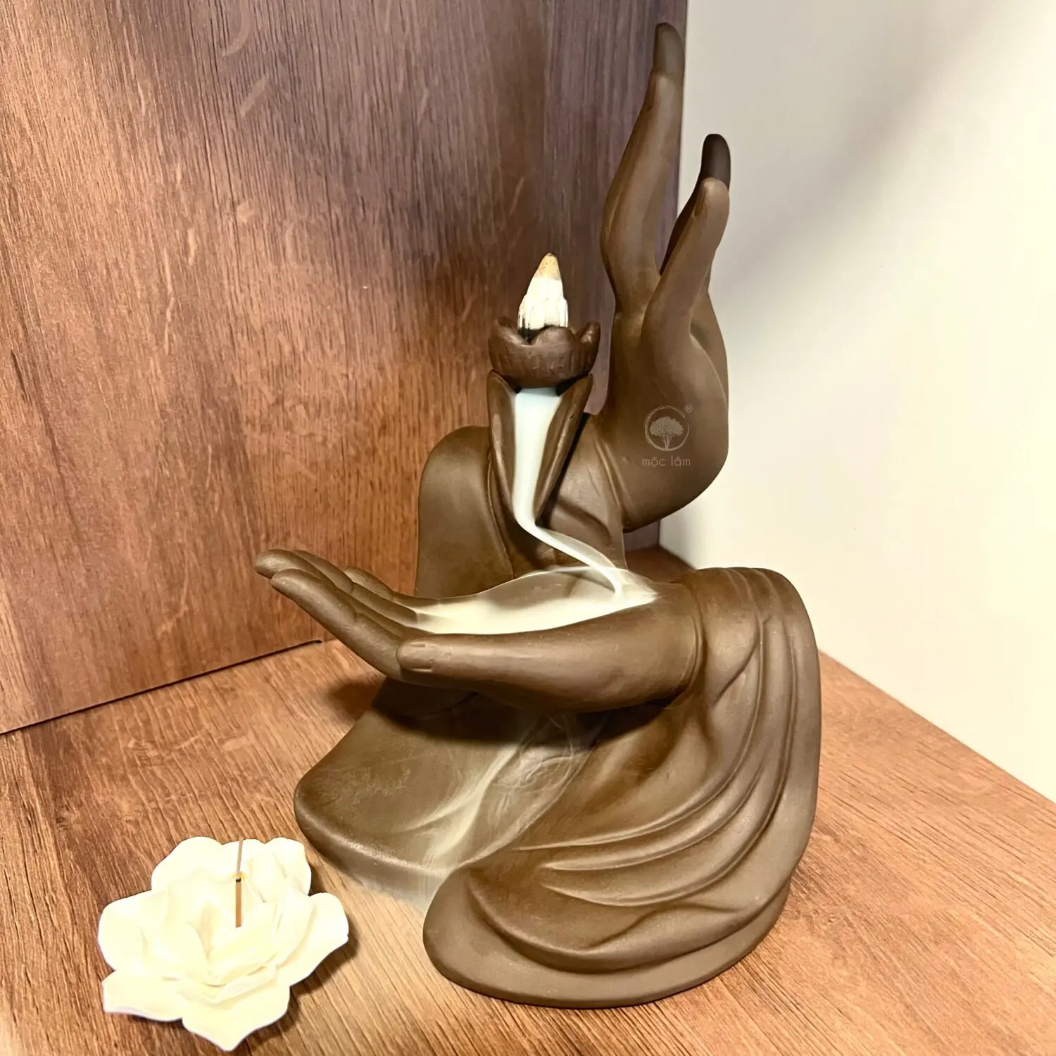 Thác khói trầm hương bàn tay phật, hoa sen trắng đẹp mắt, trang nhã Thác khói trầm hương bàn tay phật, hoa sen trắng đẹp mắt, trang nhã