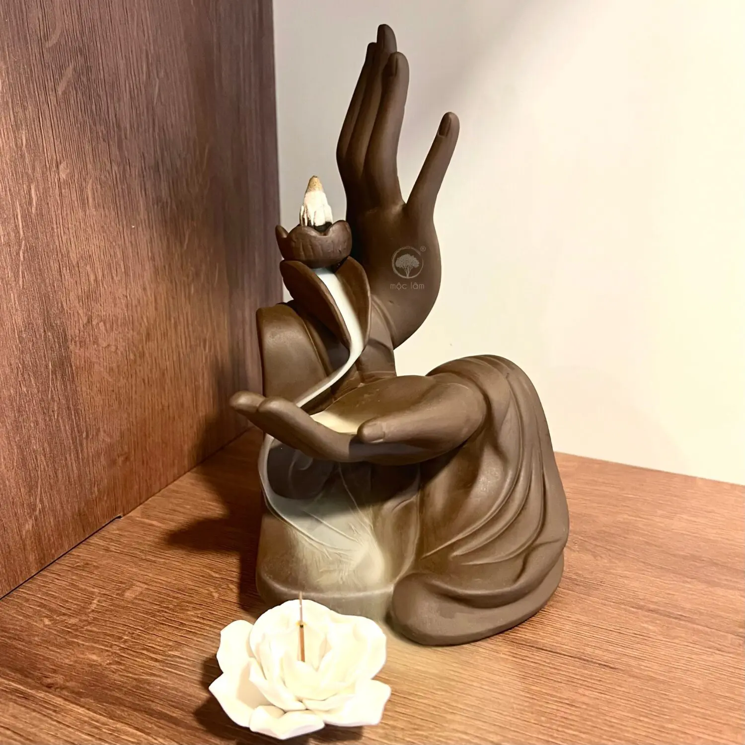 Thác khói trầm hương bàn tay phật, hoa sen trắng đẹp mắt, trang nhã Thác khói trầm hương bàn tay phật, hoa sen trắng đẹp mắt, trang nhã