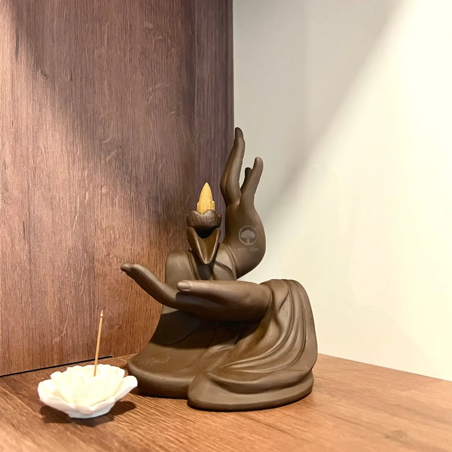 Thác khói trầm hương bàn tay phật, hoa sen trắng đẹp mắt, trang nhã Thác khói trầm hương bàn tay phật, hoa sen trắng đẹp mắt, trang nhã