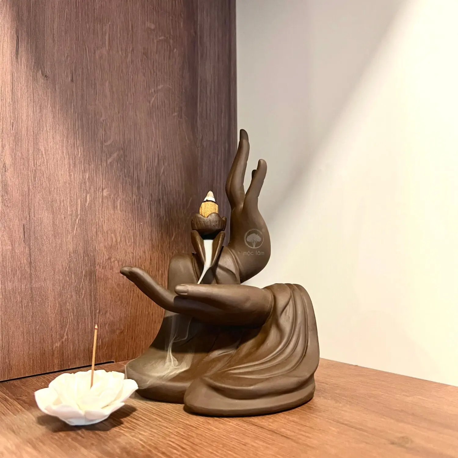 Thác khói trầm hương bàn tay phật, hoa sen trắng đẹp mắt, trang nhã Thác khói trầm hương bàn tay phật, hoa sen trắng đẹp mắt, trang nhã