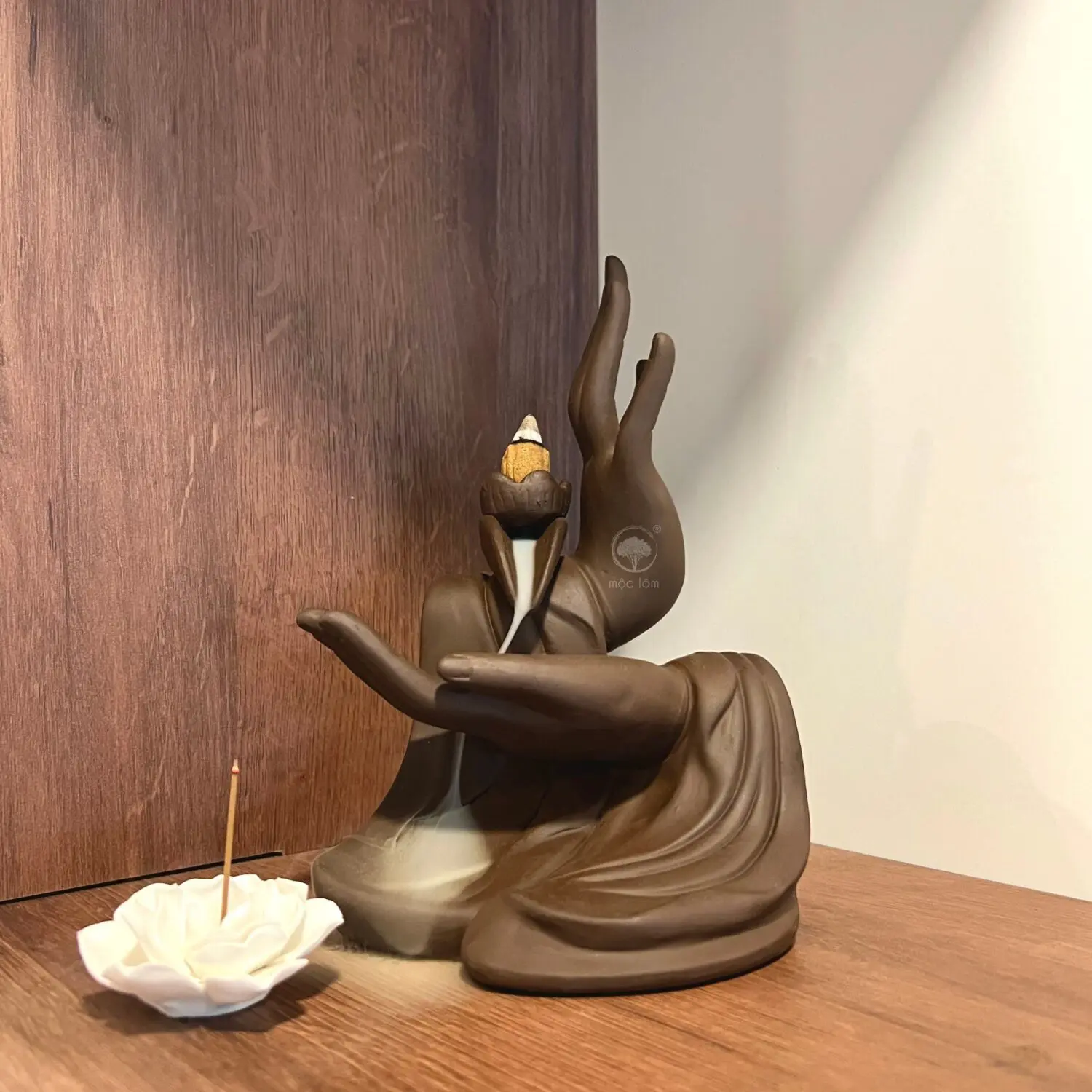 Thác khói trầm hương bàn tay phật, hoa sen trắng đẹp mắt, trang nhã Thác khói trầm hương bàn tay phật, hoa sen trắng đẹp mắt, trang nhã