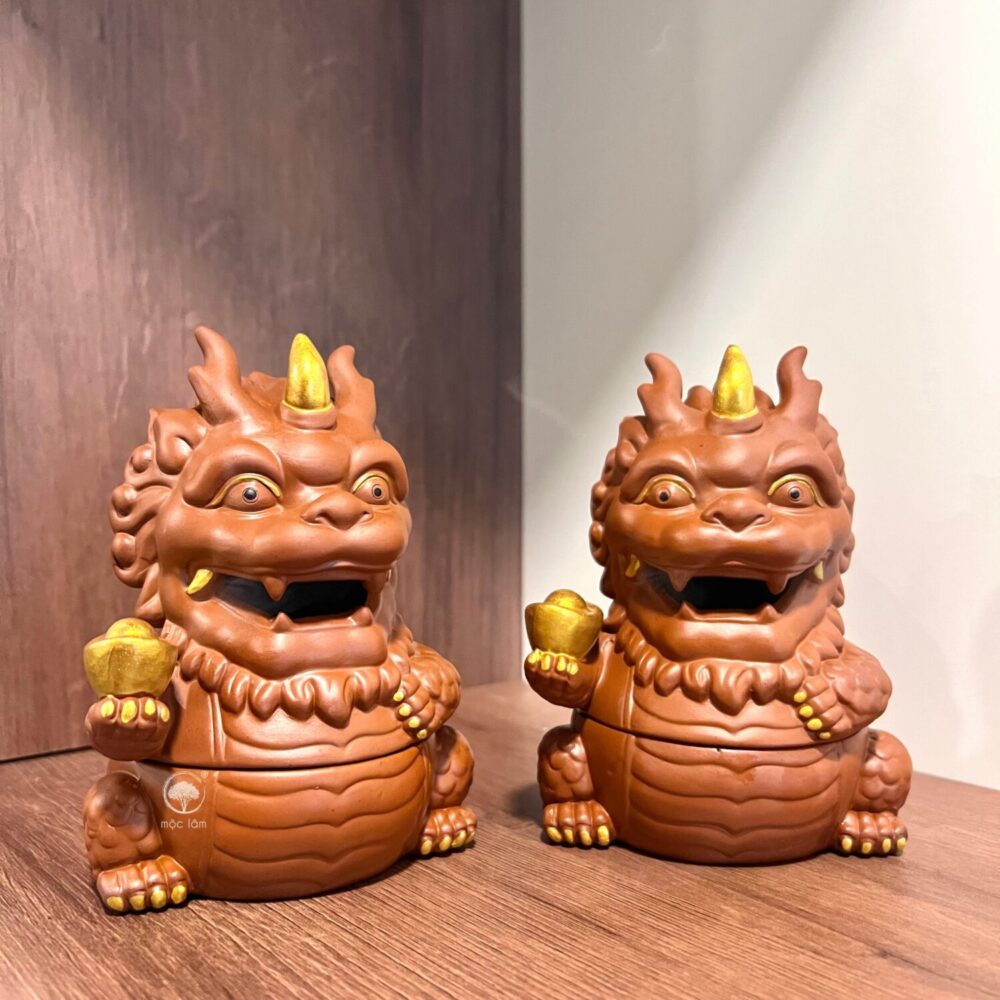 Lư Xông Trầm Hương Tỳ Hưu Cầm Thỏi Vàng được thiết kế với miệng mở, tạo hiệu ứng khói trầm bay ra như luồng khí phun – vừa đẹp mắt, vừa mang giá trị phong thủy sâu sắc.