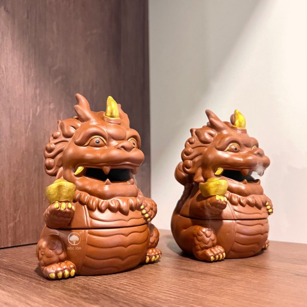Lư Xông Trầm Hương Tỳ Hưu Cầm Thỏi Vàng được thiết kế với miệng mở, tạo hiệu ứng khói trầm bay ra như luồng khí phun – vừa đẹp mắt, vừa mang giá trị phong thủy sâu sắc.