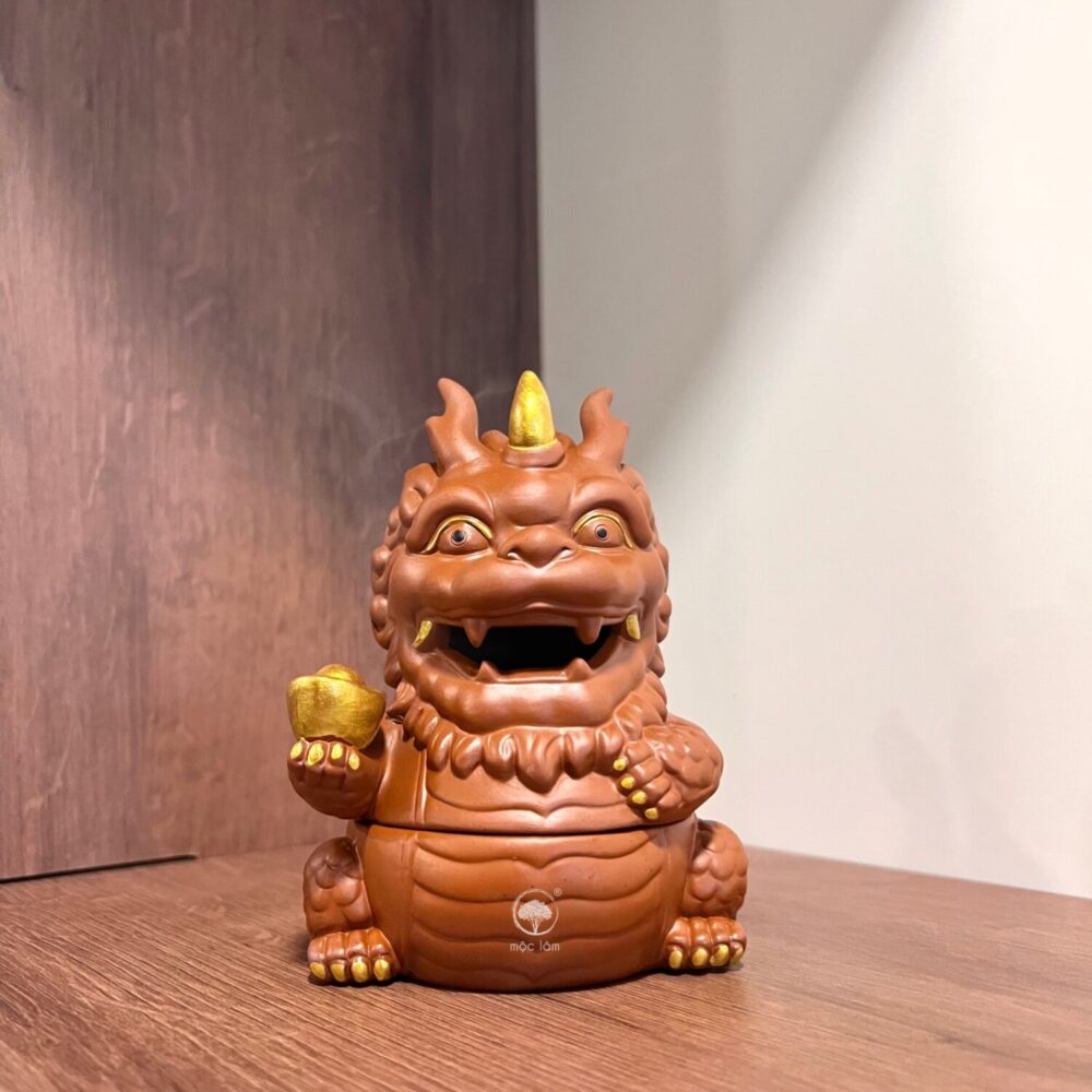 Lư Xông Trầm Hương Tỳ Hưu Cầm Thỏi Vàng được thiết kế với miệng mở, tạo hiệu ứng khói trầm bay ra như luồng khí phun – vừa đẹp mắt, vừa mang giá trị phong thủy sâu sắc.