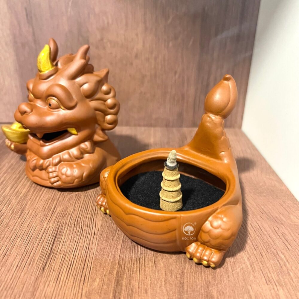 Lư Xông Trầm Hương Tỳ Hưu Cầm Thỏi Vàng được thiết kế với miệng mở, tạo hiệu ứng khói trầm bay ra như luồng khí phun – vừa đẹp mắt, vừa mang giá trị phong thủy sâu sắc.