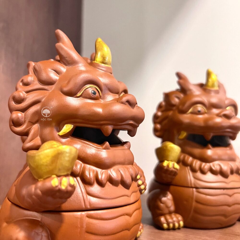 Lư Xông Trầm Hương Tỳ Hưu Cầm Thỏi Vàng được thiết kế với miệng mở, tạo hiệu ứng khói trầm bay ra như luồng khí phun – vừa đẹp mắt, vừa mang giá trị phong thủy sâu sắc.