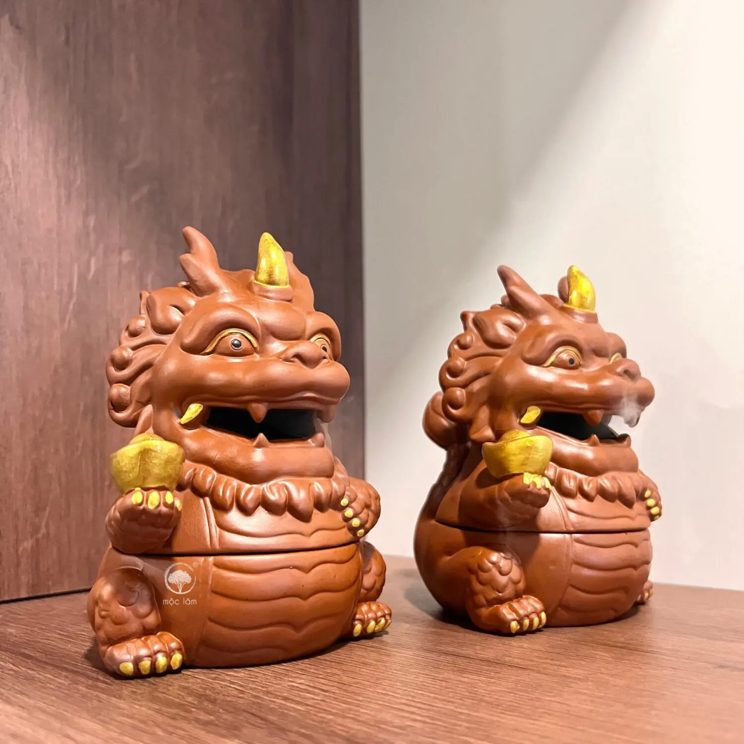 Lư Xông Trầm Hương Tỳ Hưu Cầm Thỏi Vàng được thiết kế với miệng mở, tạo hiệu ứng khói trầm bay ra như luồng khí phun – vừa đẹp mắt, vừa mang giá trị phong thủy sâu sắc.