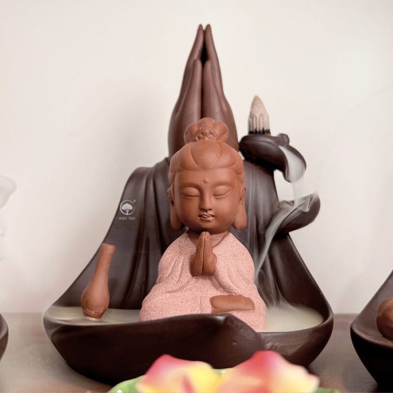 Thác khói trầm hương tượng phật chế tác hoàn toàn thủ công từ gốm Tử Sa cao cấp, mang đậm chất thủ công mỹ nghệ Á Đông – vừa mang vẻ đẹp trang trí vừa có giá trị thiền định nội tại.