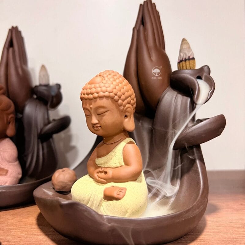 Thác khói trầm hương tượng phật chế tác hoàn toàn thủ công từ gốm Tử Sa cao cấp, mang đậm chất thủ công mỹ nghệ Á Đông – vừa mang vẻ đẹp trang trí vừa có giá trị thiền định nội tại.