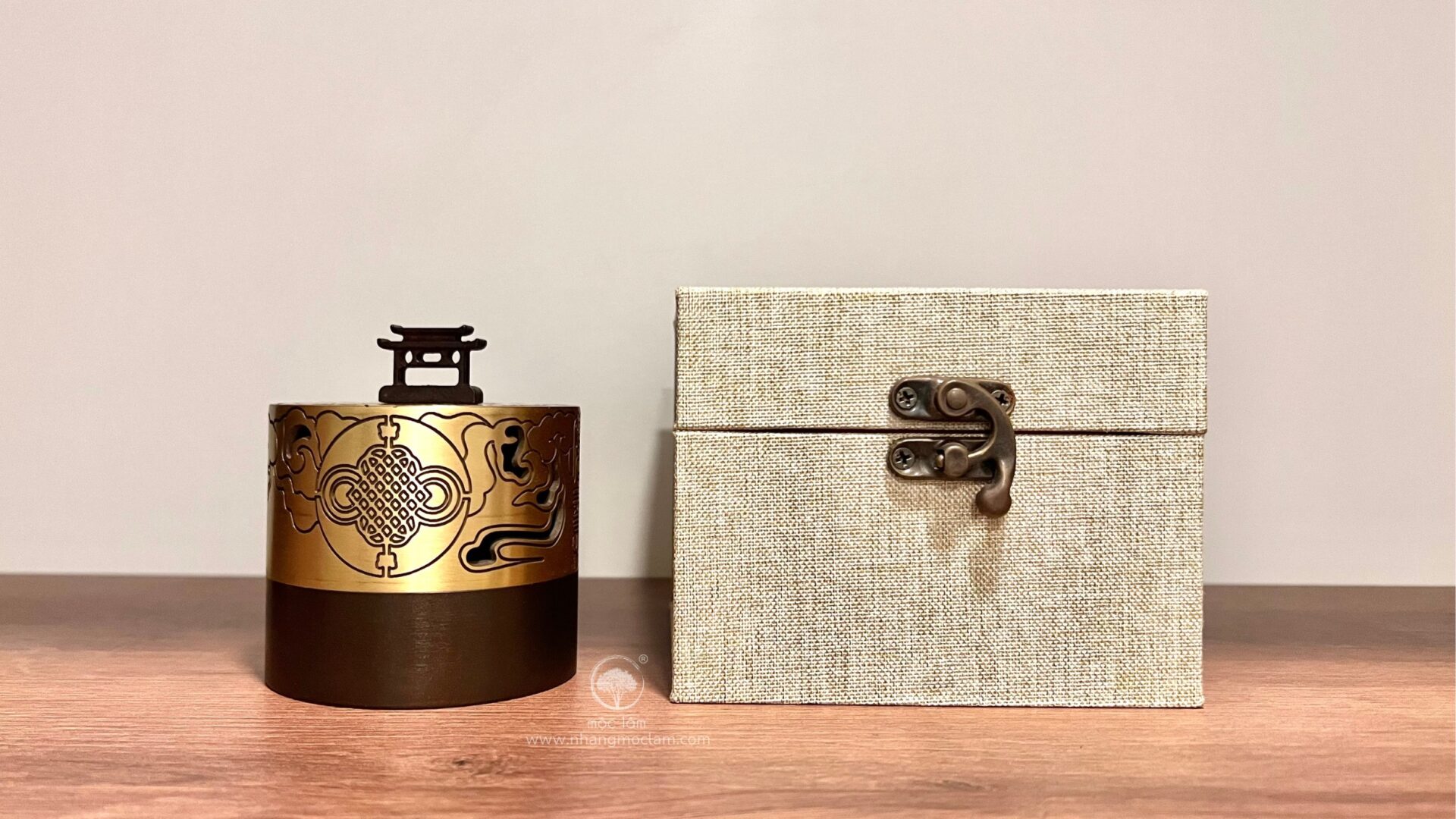 Lư xông trầm hương đồng đặc nguyên khối họa tiết nút thắt vô cực và vân mây, snag trọng - bền bỉ - đẳng cấp - hộp quà tặng