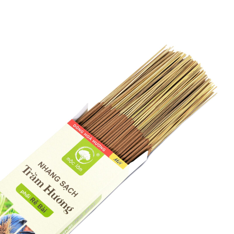 Nhang Sạch Hòa Hương – phối hợp giữa Trầm Hương thuần khiết và Rễ Bài ngọt dịu, tạo nên một mùi hương tinh tế, tròn đầy, vừa mới mẻ vừa gợi nhớ điều xưa cũ.