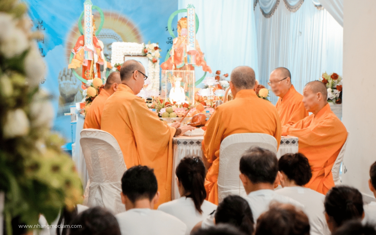 Cách thắp nhang cho người mới mất đúng phong tục Việt Nam