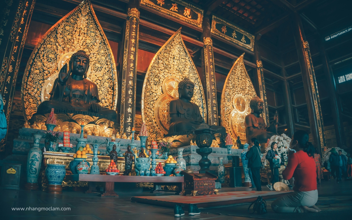 Lặng lẽ cầu nguyện giữa ánh vàng Điện Tam Thế - Chùa Tam Chúc