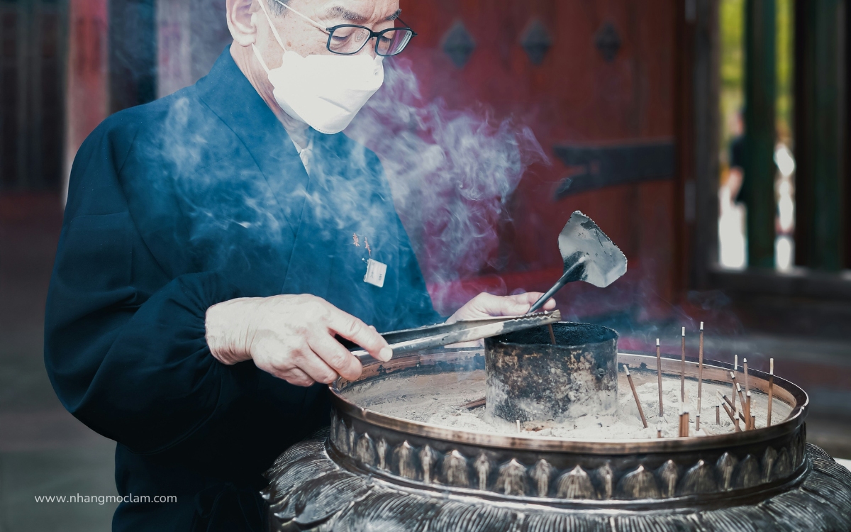 Khoảnh Khắc Dâng Hương Giữa Chốn Thiền Môn – Sensō-ji, Tokyo