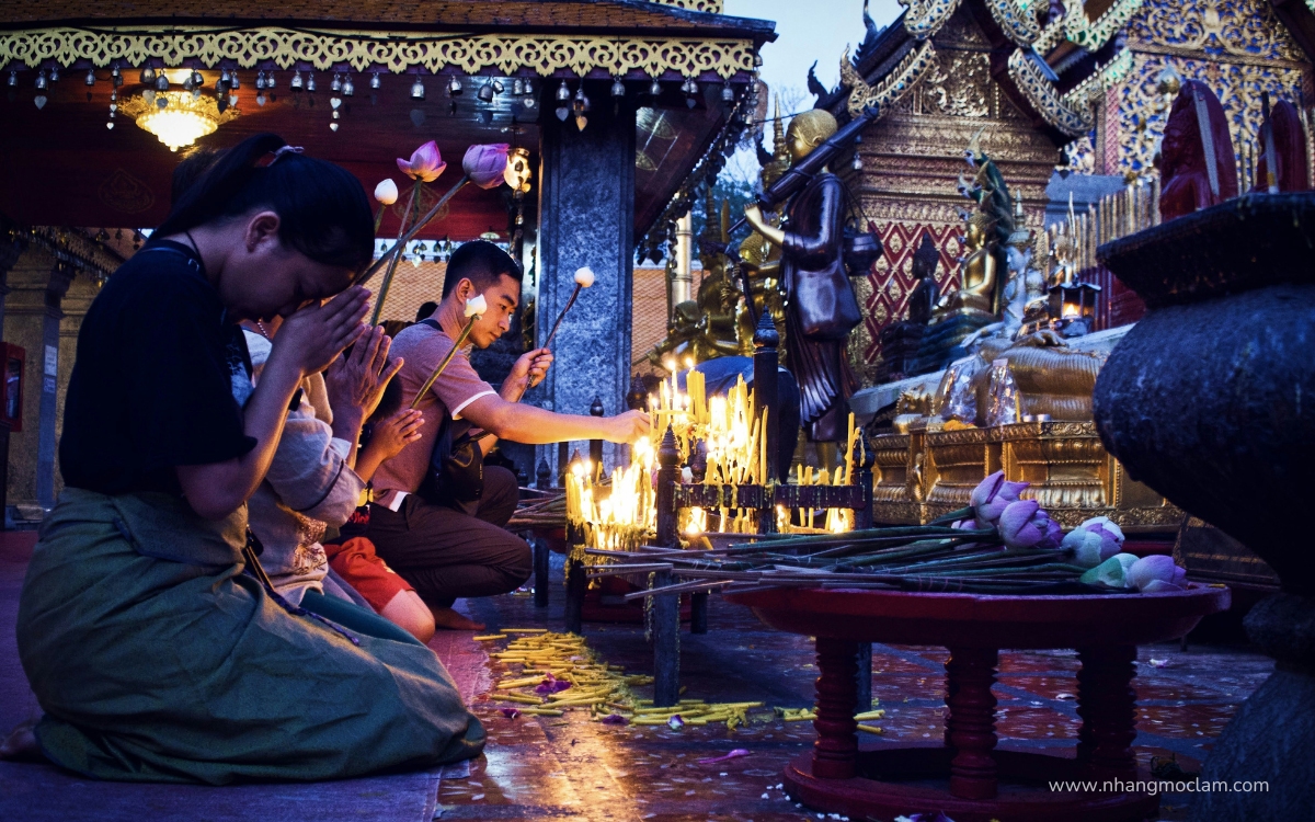 Người Dân Thái Lan Thành Kính Dâng Hương Tại Ngôi Chùa Cổ Ở Chiang Mai