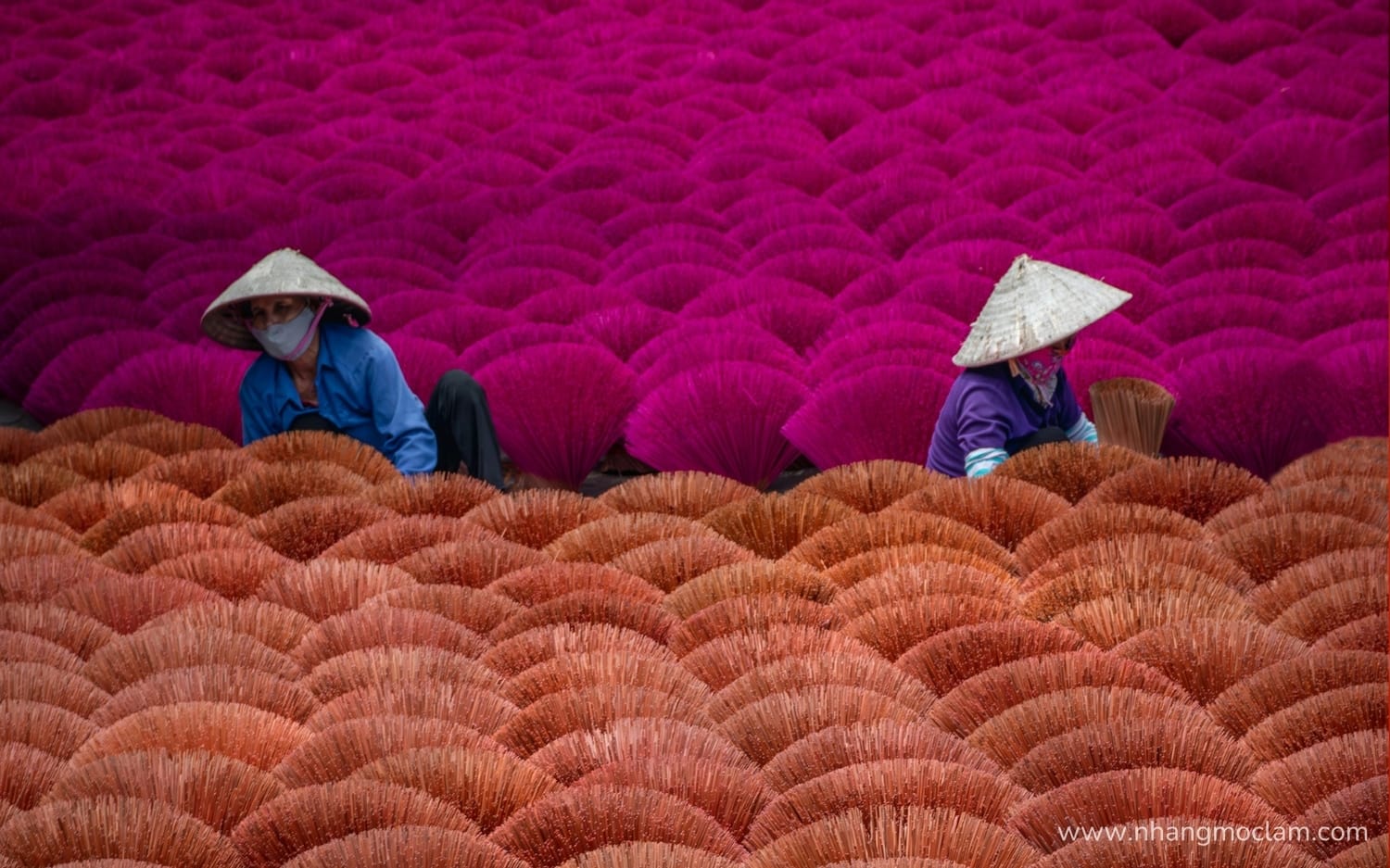 Tăm nhang nhuộm màu đỏ truyền thống và được phơi khô cẩn thận